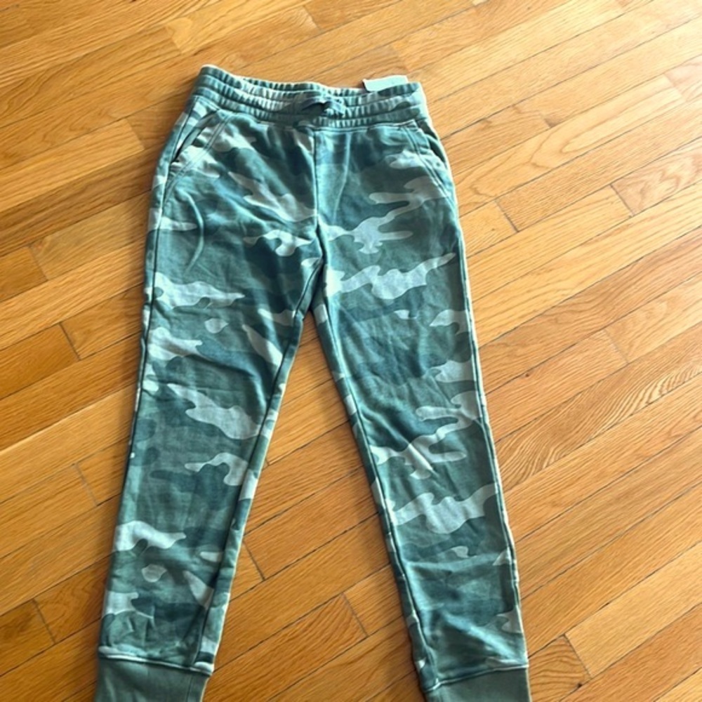 BNWT Old Navy Girls Soft Camouflage Joggers Size Large (10-12)